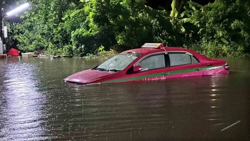 Tayland'ın başkenti Bangkok'ta 48 saati aşkın süredir etkili olan şiddetli yağışların yol açtığı sel nedeniyle 50 ilçeni