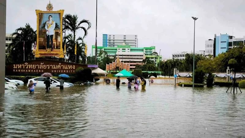 Tayland'ın başkenti Bangkok'ta 48 saati aşkın süredir etkili olan şiddetli yağışların yol açtığı sel nedeniyle 50 ilçeni