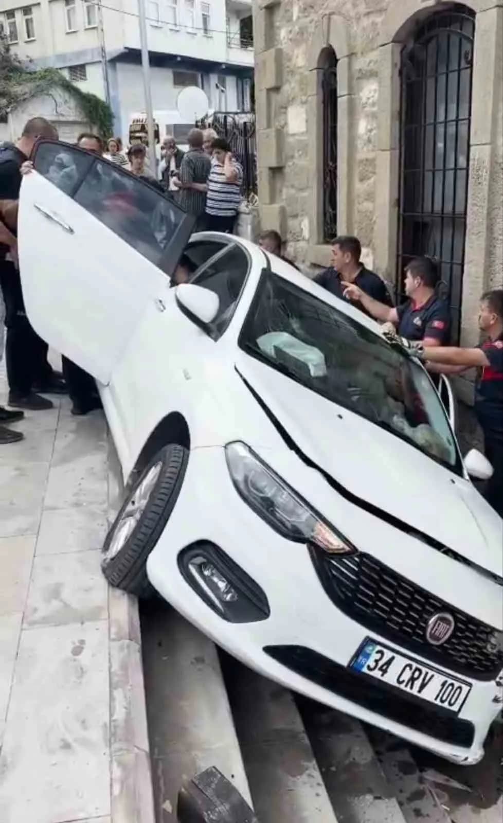Bartın'ın Amasra ilçesinde yaşanan kaza sonrası kontrolden çıkan otomobil müzenin önündeki merdivenlerden aşağıya düştü.