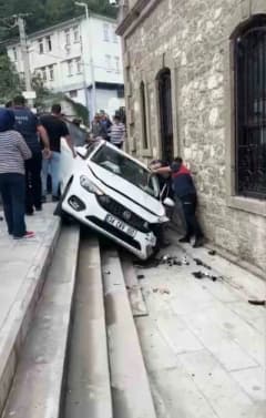 Bartın Amasra'da kontrolden çıkan otomobil müzenin önündeki merdivenlerden aşağı düşerken çekilmiş görüntü