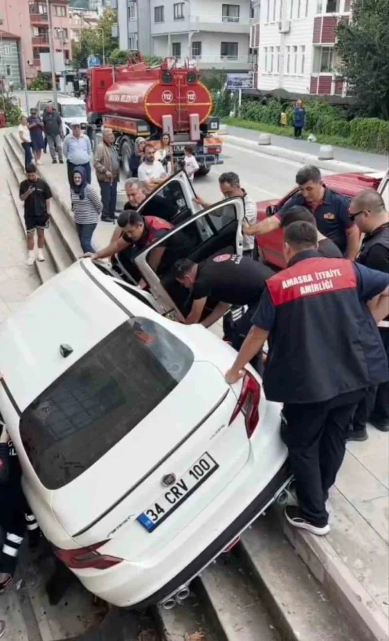 Bartın'ın Amasra ilçesinde yaşanan kaza sonrası kontrolden çıkan otomobil müzenin önündeki merdivenlerden aşağıya düştü.