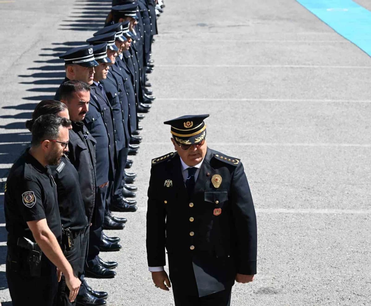Bartın İl Emniyet Müdürlüğü önünde görevine başlayan Bülent Gürcan’a çiçek takdim edilirken çekilmiş fotoğraf