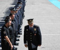 Bartın İl Emniyet Müdürlüğü önünde görevine başlayan Bülent Gürcan’a çiçek takdim edilirken çekilmiş fotoğraf