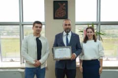 Bartın Üniversitesi ve Sırbistan Djuka Dinic İzci Kulübü yetkilileri proje teşekkür belgesi takdiminde