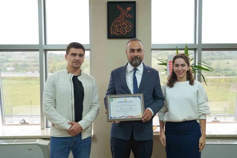 Bartın Üniversitesi ve Sırbistan Djuka Dinic İzci Kulübü yetkilileri proje teşekkür belgesi takdiminde