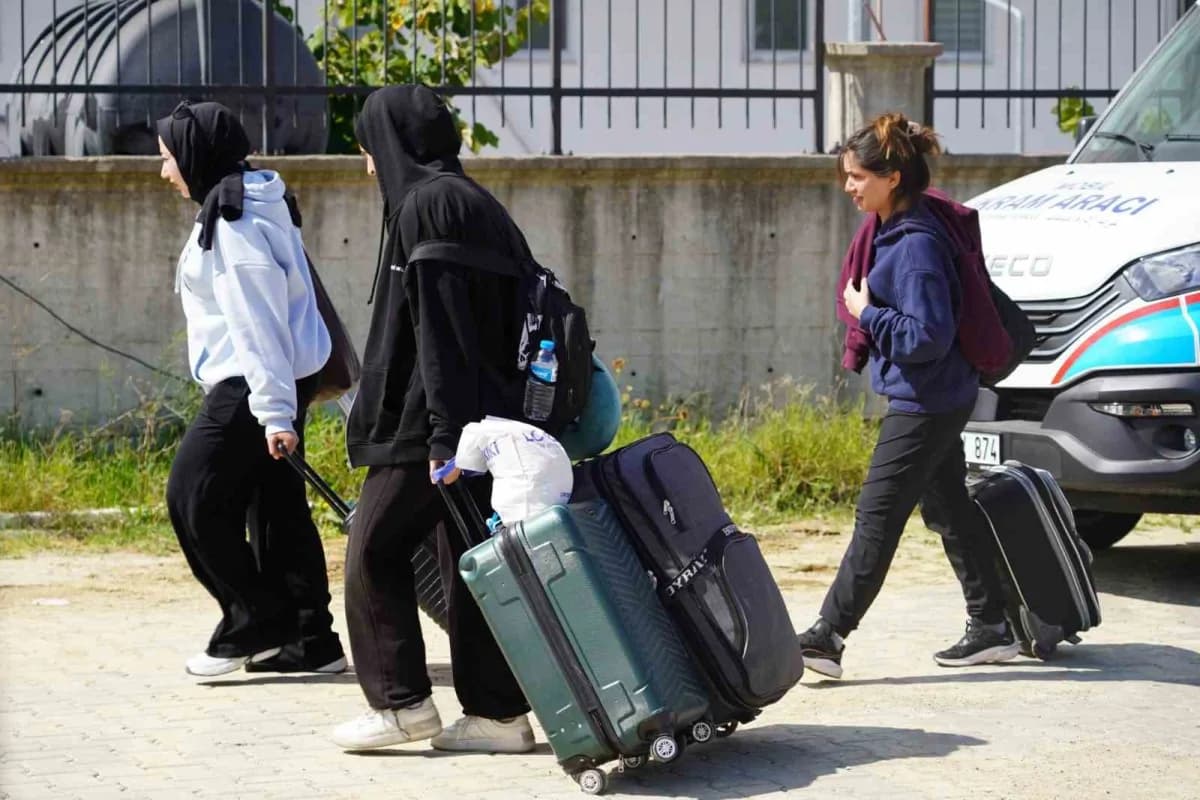 Bartın Üniversitesi (BARÜ) Rektörü Prof. Dr. Ahmet Akkaya bu yıl da okula yeni kaydolan öğrencileri otogarda karşılamayı