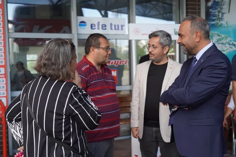 Bartın Üniversitesi (BARÜ) Rektörü Prof. Dr. Ahmet Akkaya bu yıl da okula yeni kaydolan öğrencileri otogarda karşılamayı