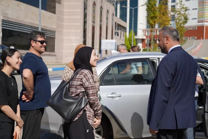Bartın Üniversitesi (BARÜ) Rektörü Prof. Dr. Ahmet Akkaya bu yıl da okula yeni kaydolan öğrencileri otogarda karşılamayı