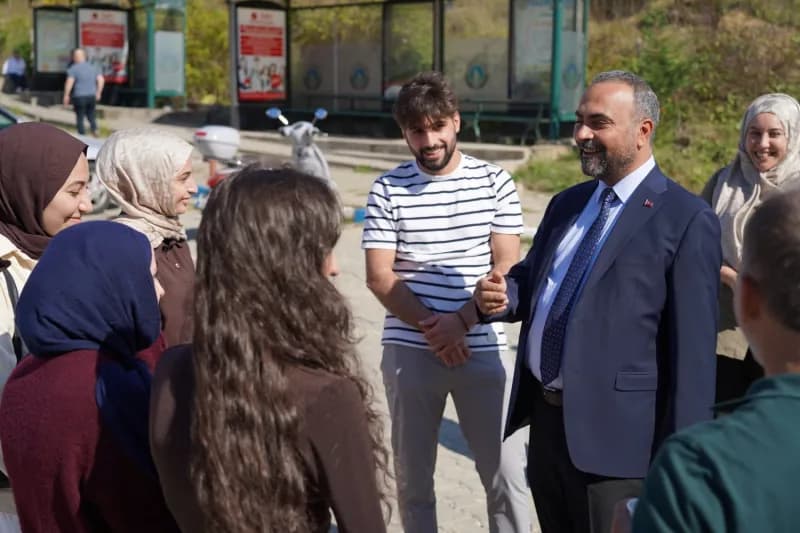 Bartın Üniversitesi (BARÜ) Rektörü Prof. Dr. Ahmet Akkaya bu yıl da okula yeni kaydolan öğrencileri otogarda karşılamayı