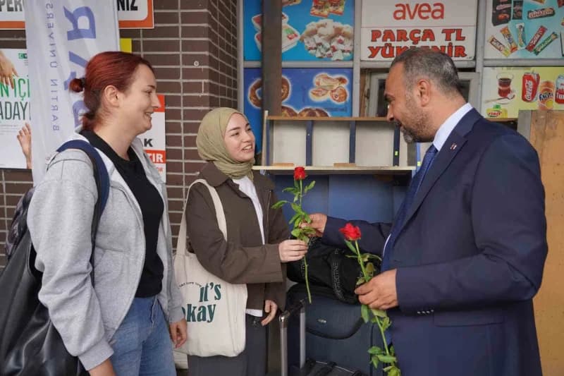 Bartın Üniversitesi Rektörü Prof. Dr. Ahmet Akkaya ve akademik personel otogarda yeni öğrencileri karşılarken
