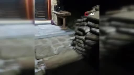 Bartın Ulus ilçesinde evinin bahçesine gelen tilkiyi ekmekle besleyen İsmail Yılmaz