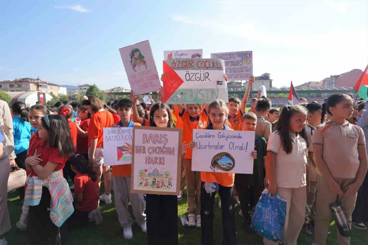İsrail'in Gazze'ye düzenlediği saldırılara tepki gösteren Bartın'daki öğrenciler, gerçekleştirilen uçurtma etkinliğinde
