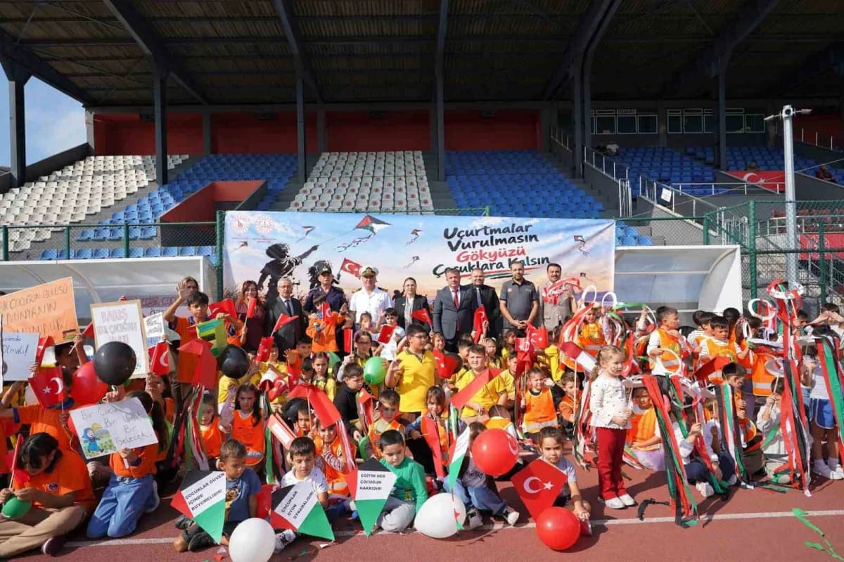 Bartın Ömer Tepesi Futbol Sahasında çocuklar renkli uçurtmalarla Filistin’e destek mesajı veriyor