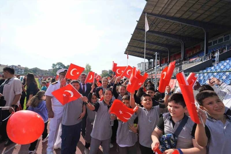 İsrail'in Gazze'ye düzenlediği saldırılara tepki gösteren Bartın'daki öğrenciler, gerçekleştirilen uçurtma etkinliğinde