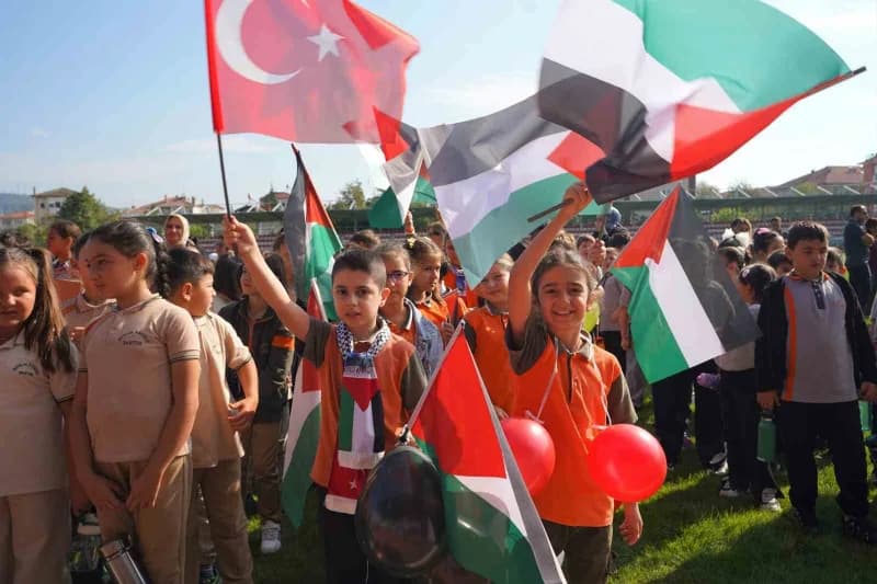 İsrail'in Gazze'ye düzenlediği saldırılara tepki gösteren Bartın'daki öğrenciler, gerçekleştirilen uçurtma etkinliğinde