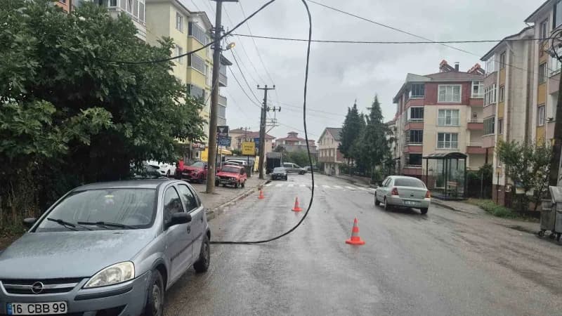 Bartın'da fırtına nedeniyle enerji nakil kabloları koptu.