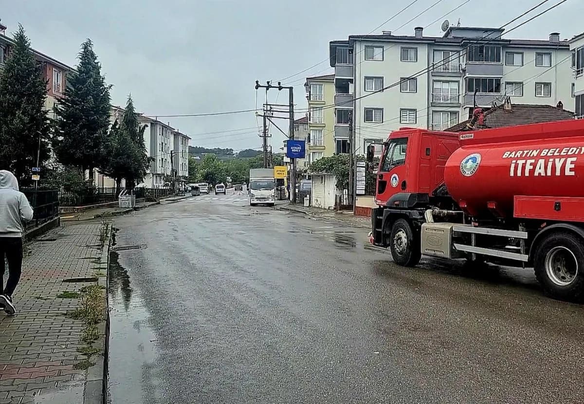 Bartın'da fırtına nedeniyle enerji nakil kabloları koptu.