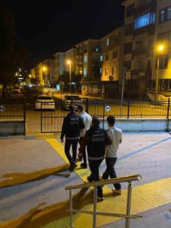 Bartın’da uyuşturucu operasyonu kapsamında polis ekipleri baskın düzenliyor