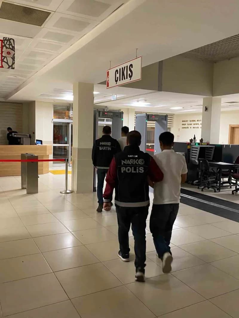 Bartın'da düzenlenen uyuşturucu operasyonunda 8 kişi gözaltına alındı