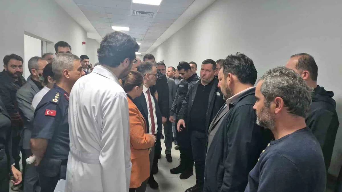 Bartın Ulus ilçesinde sağanak sonrası meydana gelen trafik kazasında yaralılar ambulanslarla hastaneye taşınıyor