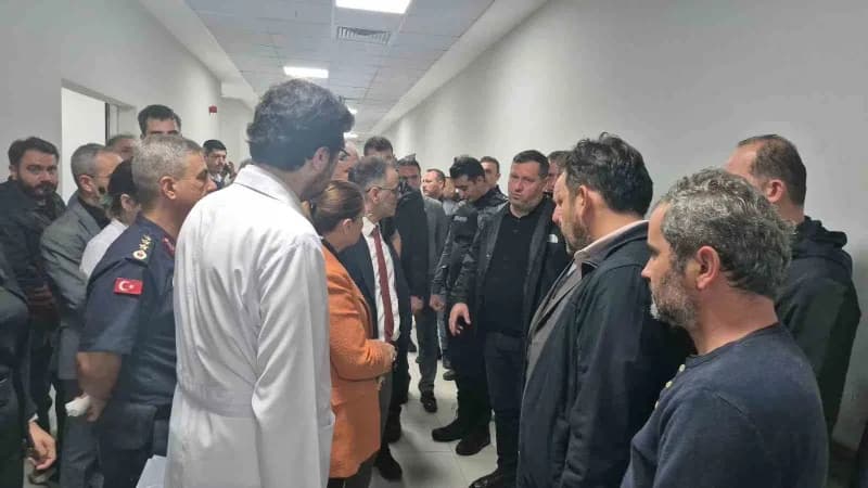 Bartın Ulus ilçesinde sağanak sonrası meydana gelen trafik kazasında yaralılar ambulanslarla hastaneye taşınıyor