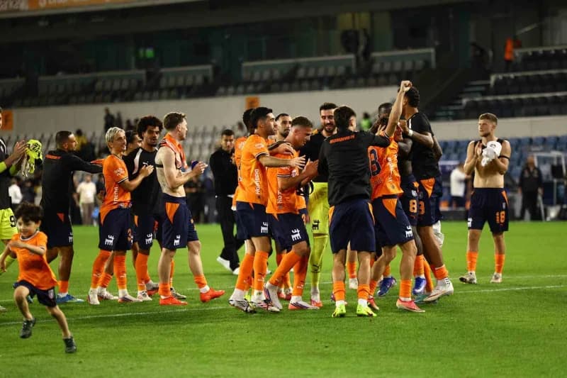 Başakşehir futbol takımı oyuncuları Gençlerbirliği maçında sevinç yaşıyor
