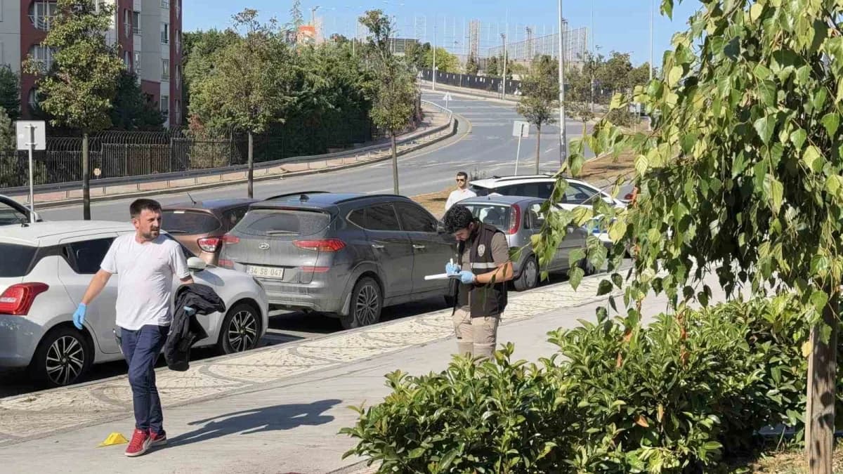 Başakşehir'de parkta iki grup arasında çıkan silahlı kavgada 2 kişi yaralandı. Kavga anları cep telefonu kamerasına yans