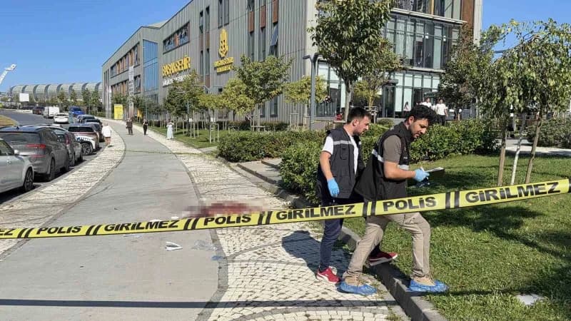 Başakşehir'de parkta iki grup arasında çıkan silahlı kavgada 2 kişi yaralandı. Kavga anları cep telefonu kamerasına yans