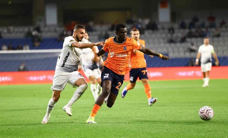Başakşehir FK ve Gençlerbirliği futbolcularının Fatih Terim Stadı'nda oynadığı maçtan bir kare