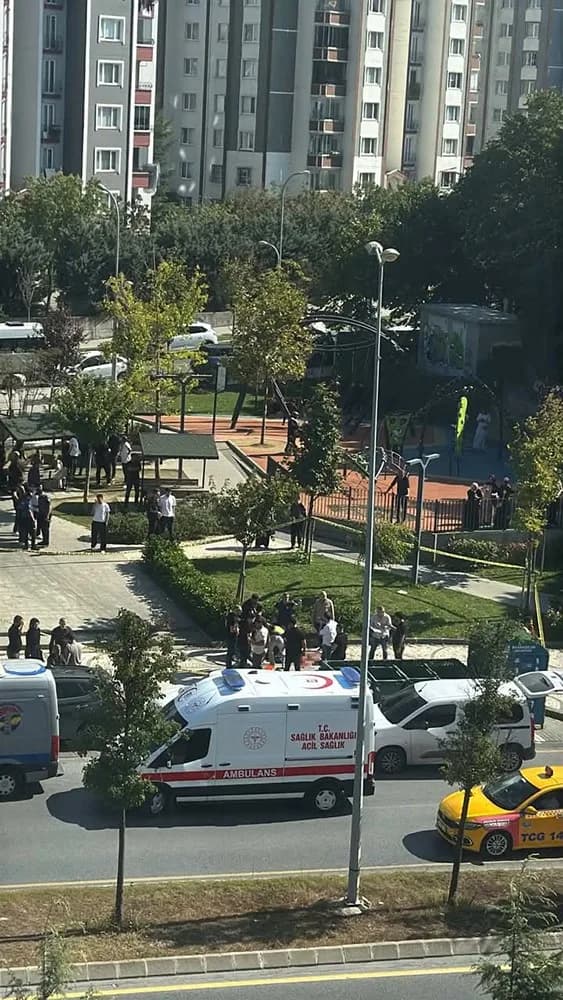 Başakşehir’de sokakta silahlı saldırı sonrası olay yerine gelen polis ve sağlık ekipleri