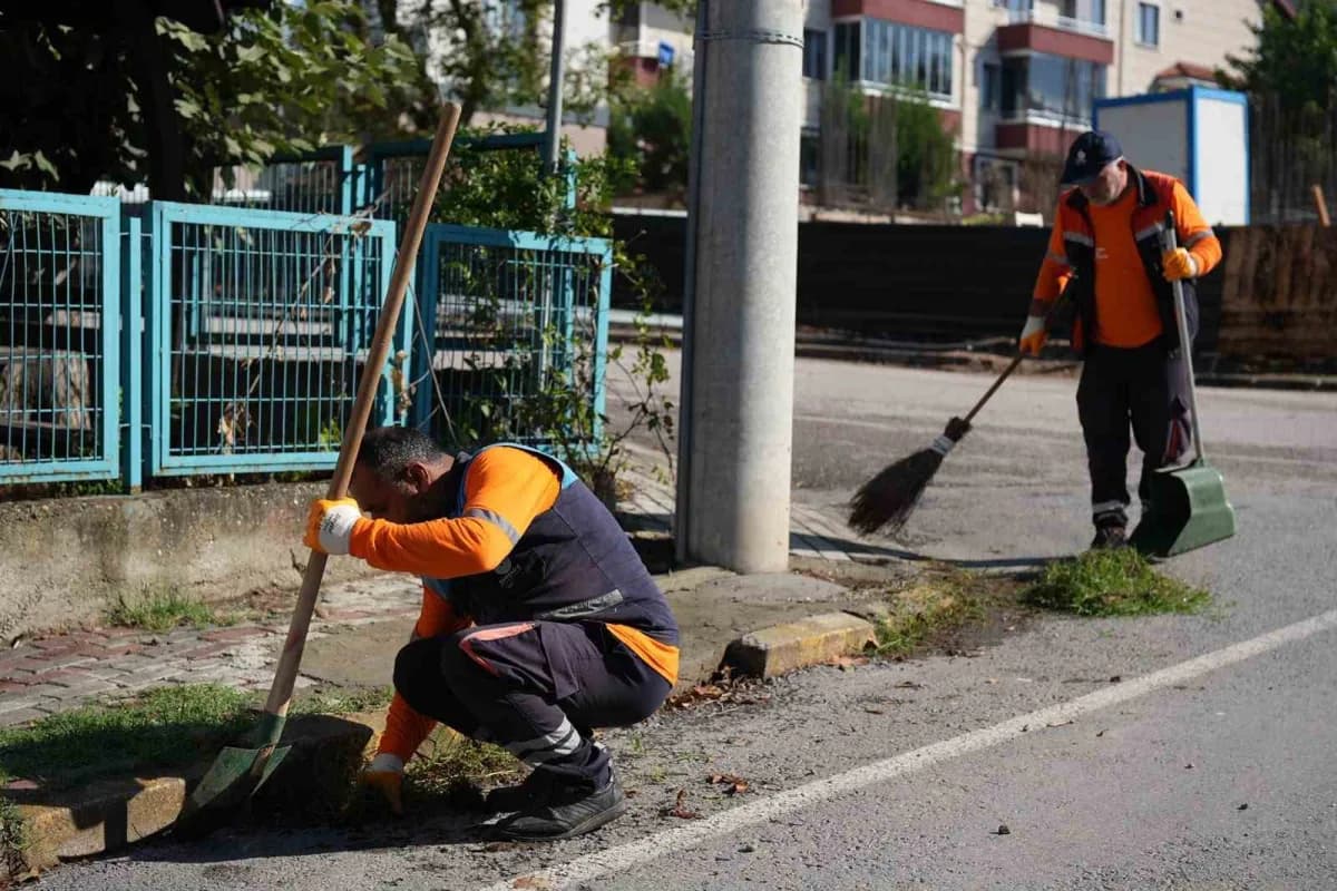 Başiskele’de ekipler, Serdar Mahallesi’nde cadde, sokak, kaldırım ve ortak kullanım alanlarında kapsamlı temizlik çalışm