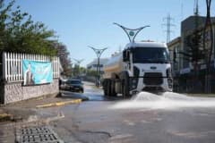 Başiskele Serdar Mahallesi’nde cadde ve sokaklarda temizlik yapan belediye ekipleri