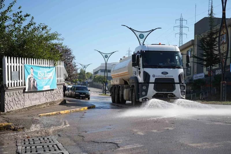 Başiskele Serdar Mahallesi’nde cadde ve sokaklarda temizlik yapan belediye ekipleri