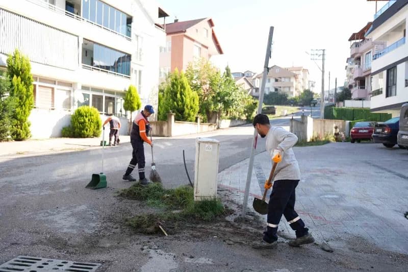Başiskele’de ekipler, Serdar Mahallesi’nde cadde, sokak, kaldırım ve ortak kullanım alanlarında kapsamlı temizlik çalışm