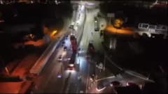 Başiskele Kavşağı Koridor Projesi kapsamında Karşıyaka Kavşağı yaya üst geçidine 80 tonluk çelik tabliye vinçle yerleşti