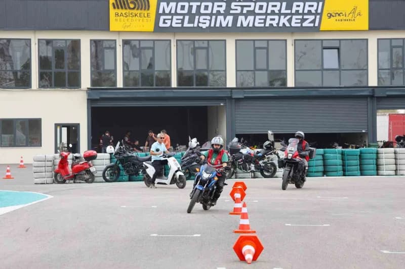 Başiskele'de motosiklet sürücülerine yönelik ücretsiz sürüş eğitimleri başladı. 9 saatlik teorik ve uygulamalı eğitimler