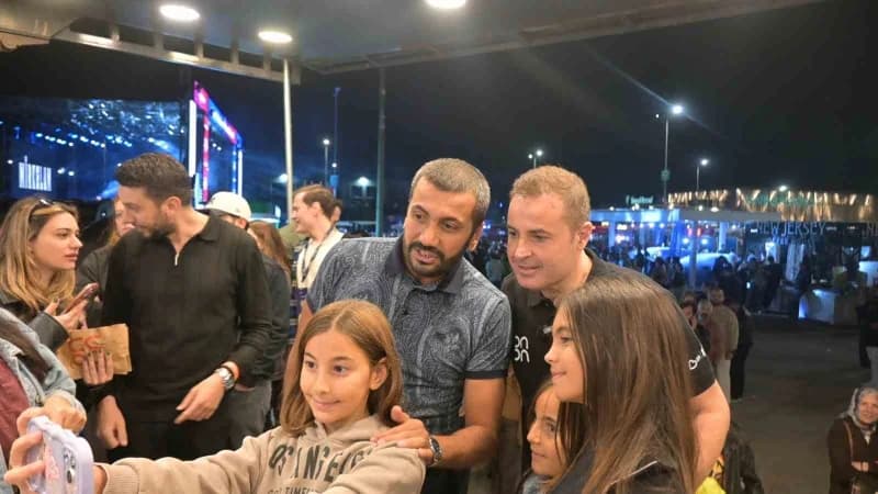 Balıkesir Büyükşehir Belediye Başkanı Ahmet Akın, Ankara Coffee Festivali’nde ONON Kafe standında kahve hazırlıyor