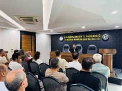 HAK-İŞ Diyarbakır İl Başkanı Mehmet Aküzüm toplantıda konuşma yaparken