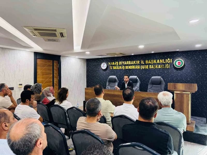 HAK-İŞ Diyarbakır İl Başkanı Mehmet Aküzüm toplantıda konuşma yaparken