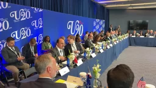 Uğur İbrahim Altay, New York'taki Urban 20 Belediye Başkanları Zirvesinde konuşma yaparken