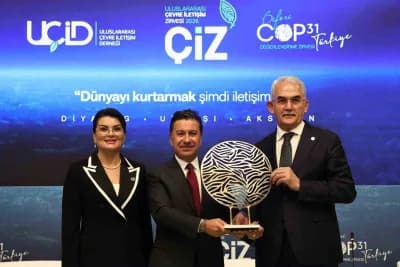 Başkan Ahmet Aras, Türkiye Diyalogları Zirvesi'nde konuşma yaparken