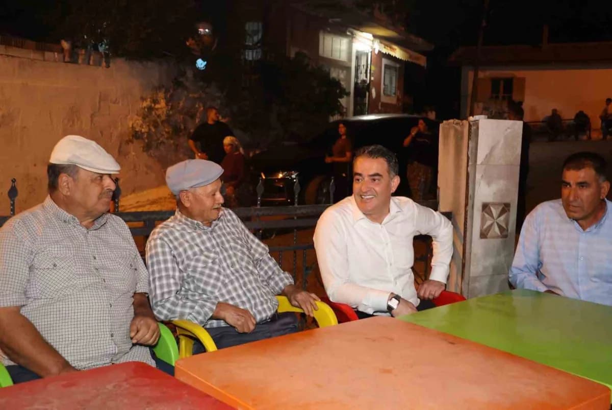 Koçarlı Belediye Başkanı Özgür Arıcı Şenköy Mahallesi kahvehanelerinde vatandaşlarla sohbet ediyor