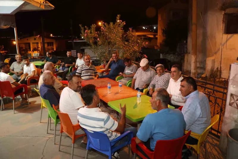 Koçarlı Belediye Başkanı Özgür Arıcı, Şenköy Mahallesi’nde kahvehaneleri ziyaret ederek Mahalle sakinleriyle bir araya g