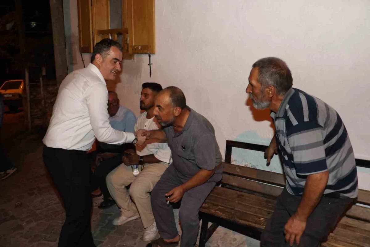 Koçarlı Belediye Başkanı Özgür Arıcı, Şenköy Mahallesi’nde kahvehaneleri ziyaret ederek Mahalle sakinleriyle bir araya g