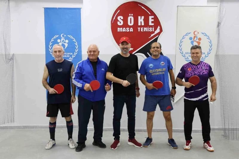 Başkan Mustafa İberya Arıkan Söke Belediyespor Masa Tenisi Takımı antrenmanında sporcularla birlikte
