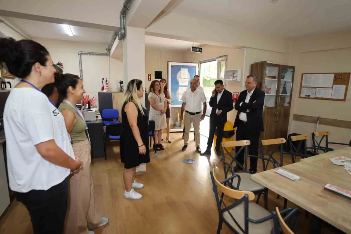Yunusemre Belediye Başkanı Semih Balaban, Belediye bünyesinde faaliyet gösteren Kadın Dayanışma ve Eğitim Merkezlerini z