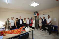 Yunusemre Belediye Başkanı Semih Balaban kadın dayanışma ve eğitim merkezini ziyaret ederken kursiyerlerle sohbet ediyor