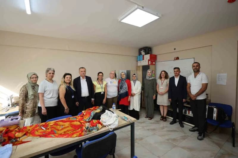 Yunusemre Belediye Başkanı Semih Balaban kadın dayanışma ve eğitim merkezini ziyaret ederken kursiyerlerle sohbet ediyor
