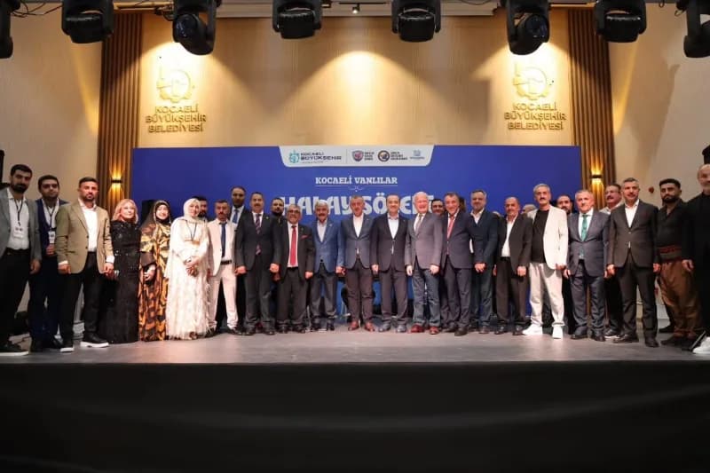 Kocaeli’de Vanlıların düzenlediği Geleneksel Halay Şöleni’ne katılan KBB Başkanı Tahir Büyükakın, vatandaşlarla birlikte