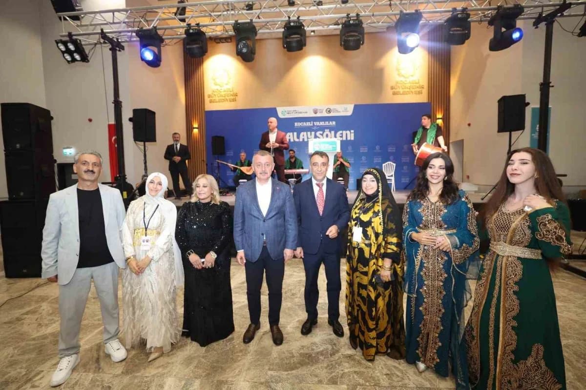 Kocaeli’de Vanlıların düzenlediği Geleneksel Halay Şöleni’ne katılan KBB Başkanı Tahir Büyükakın, vatandaşlarla birlikte